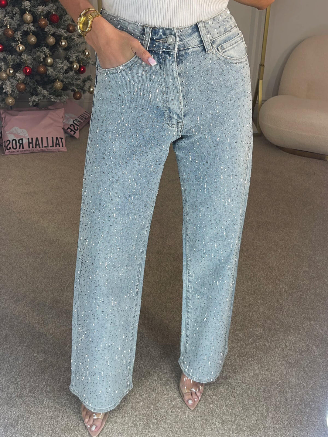 Vue arrière du jean femme taille haute scintillant, denim confortable, style polyvalent printemps été.