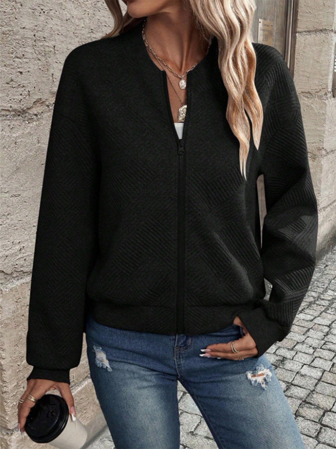 Cardigan femme à manches longues, style automne-hiver. Détail zippé pratique et élégant.