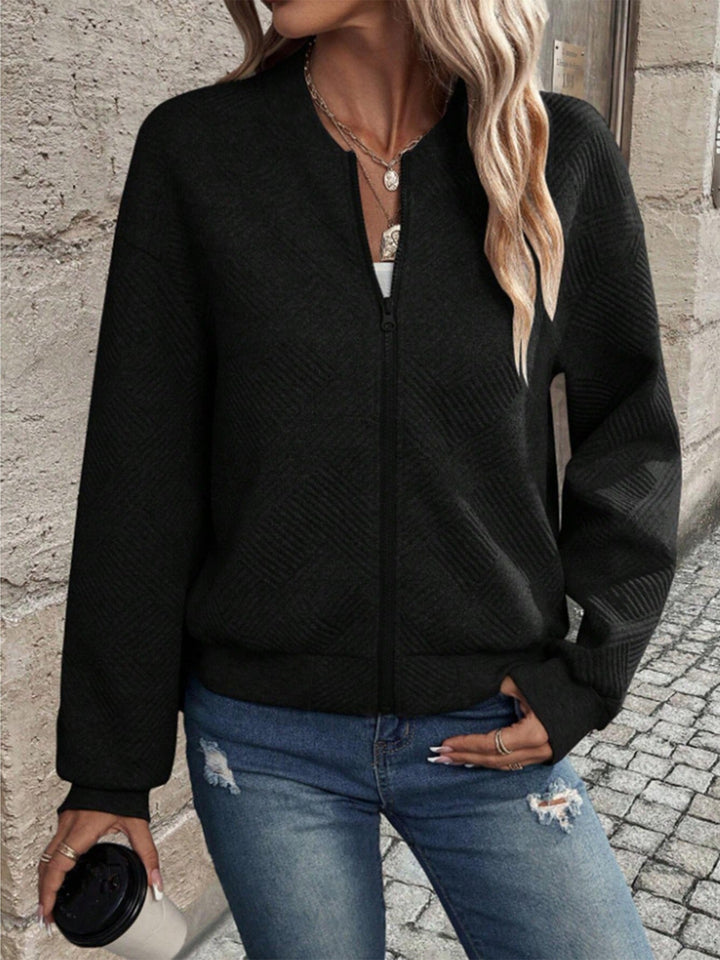 Cardigan femme à manches longues, style automne-hiver. Détail zippé pratique et élégant.