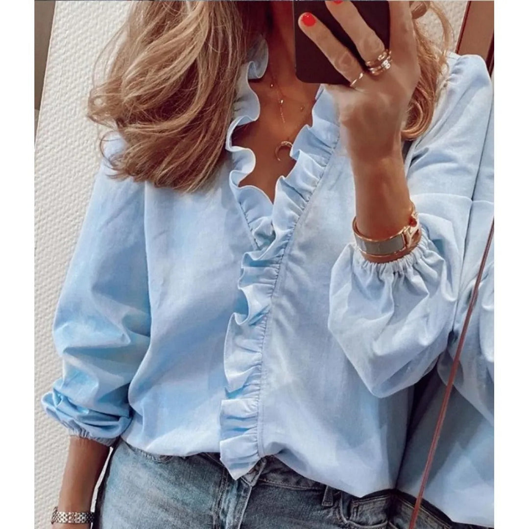 Tunique blouse femme extensible, col en V avec détails volants. Design imprimé moderne pour une tenue élégante.