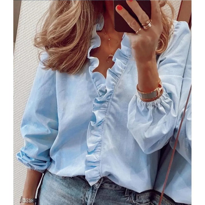 Tunique blouse femme extensible, col en V avec détails volants. Design imprimé moderne pour une tenue élégante.