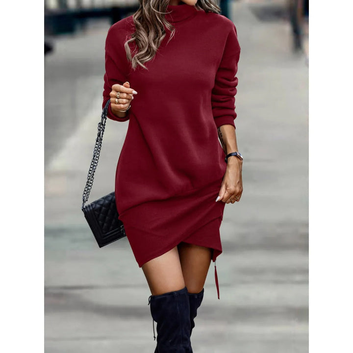 Robe mini femme rouge vin avec col montant. Ourlet asymétrique tendance pour un look sophistiqué.