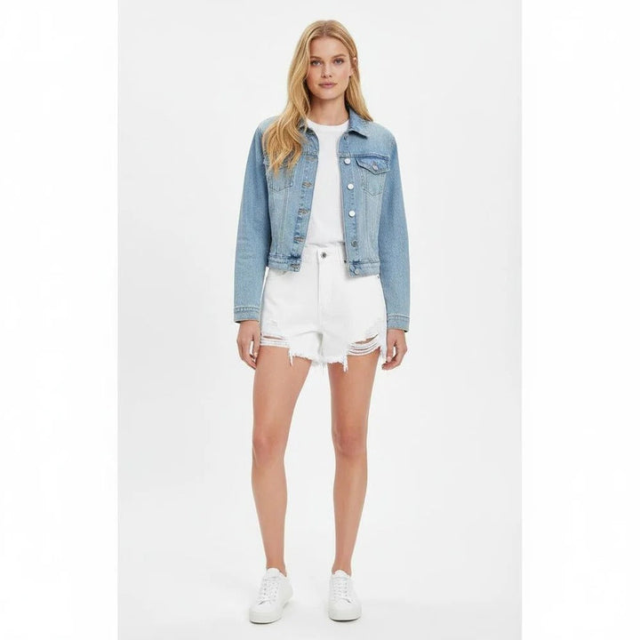 Short femme taille haute en jean, coupe large confortable. Look casual mode pour printemps et été.