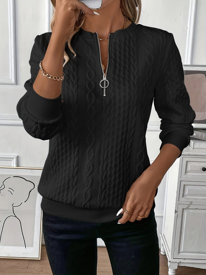 Pull femme chic en maille texturée avec col zippé élégant. Idéal pour un look confortable et tendance automne-hiver.
