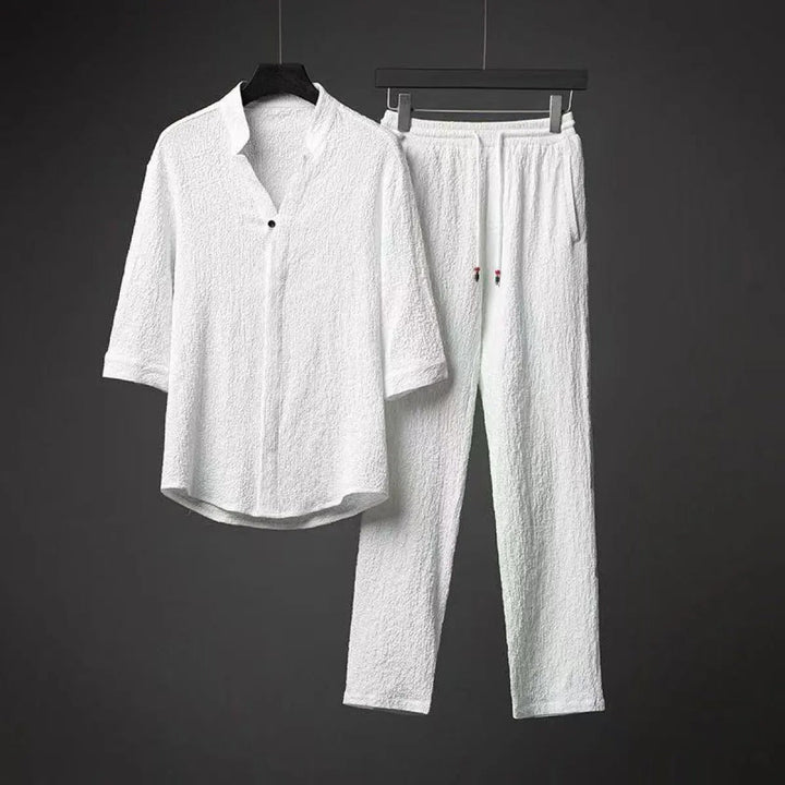 Ensemble homme décontracté blanc, t-shirt à manches trois-quarts et short pour une tenue estivale légère.