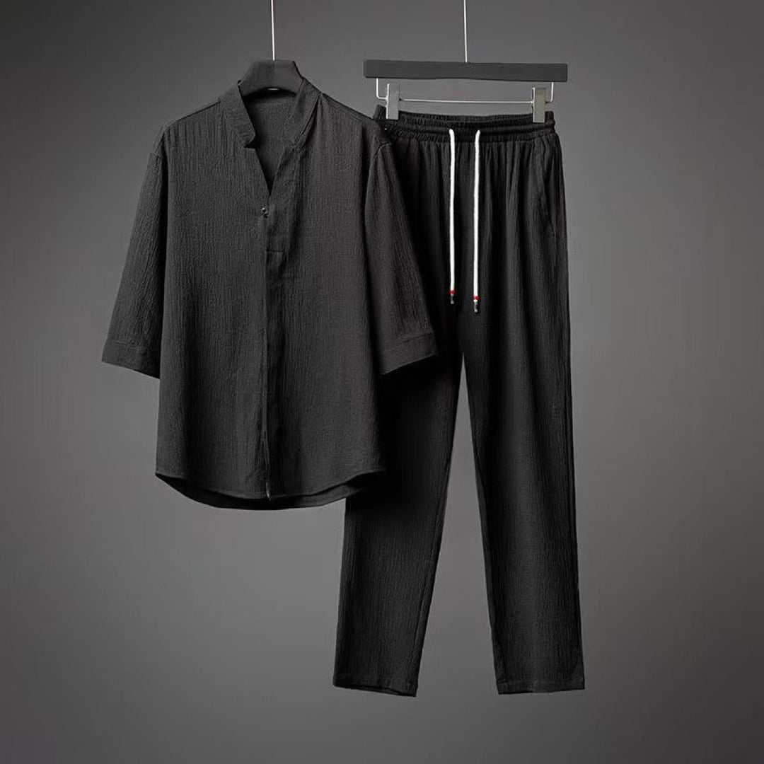 Tenue estivale homme confortable, ensemble deux pièces noir avec haut manches 3/4 et pantalon court léger.