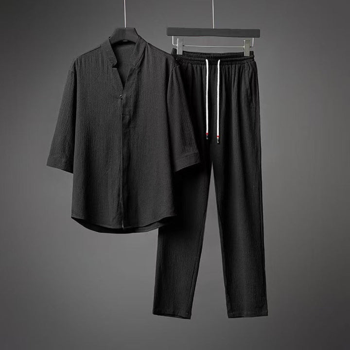 Tenue estivale homme confortable, ensemble deux pièces noir avec haut manches 3/4 et pantalon court léger.