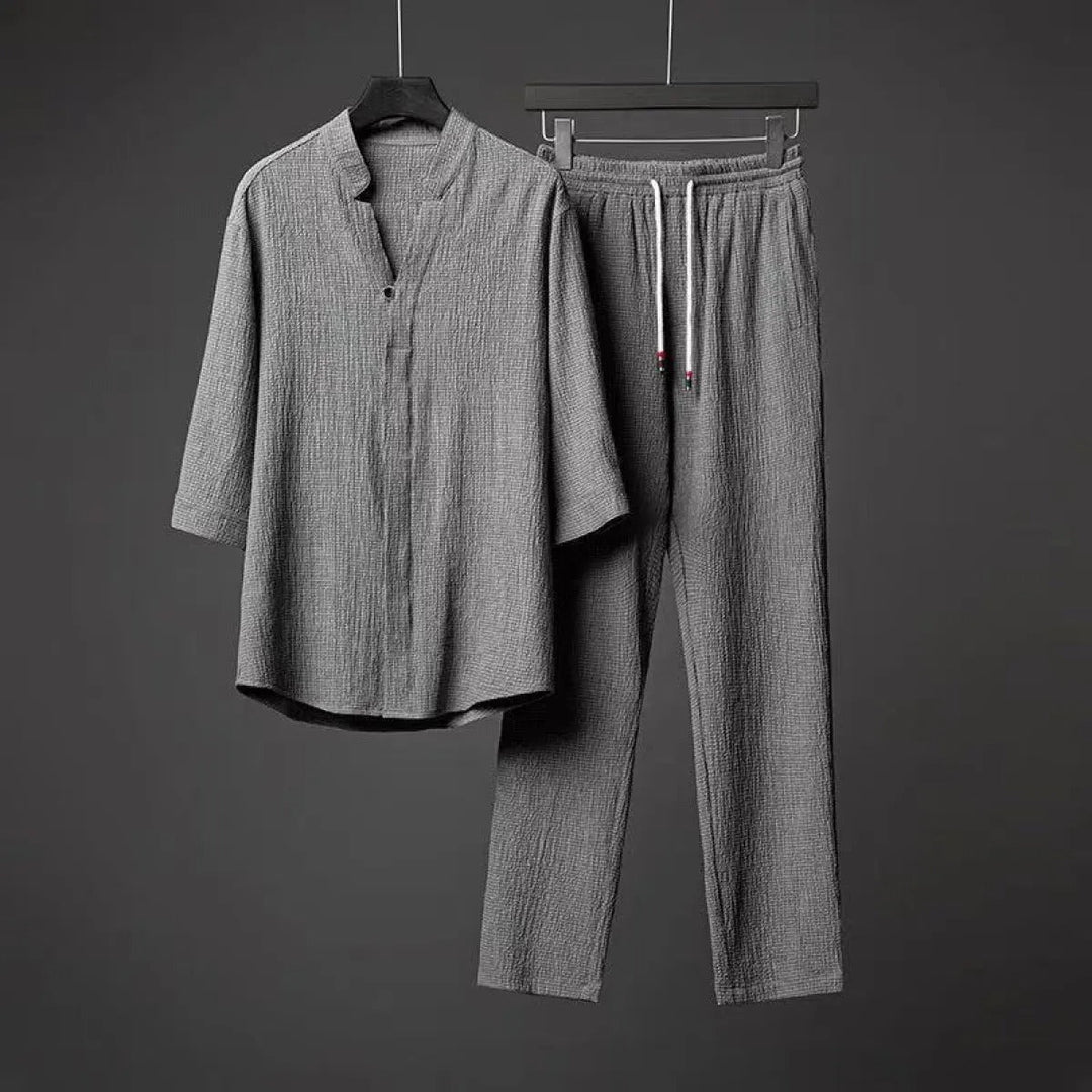 Ensemble deux pièces homme décontracté gris pour l'été, avec t-shirt manches trois-quarts et short léger.