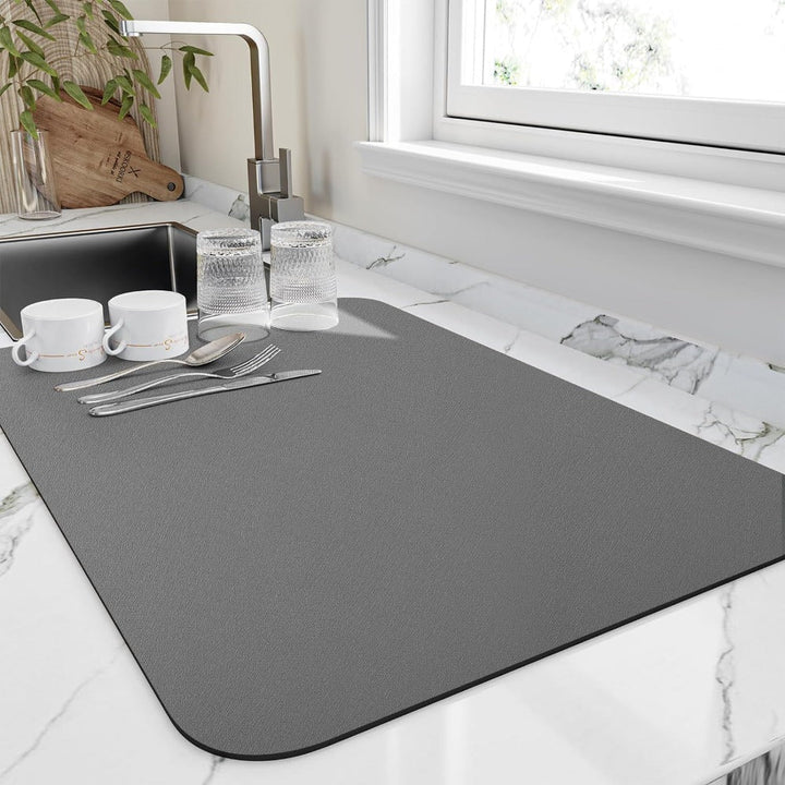 Tapis de séchage absorbant pour vaisselle en cuisine. Terre de diatomée pour un drainage rapide et hygiénique.