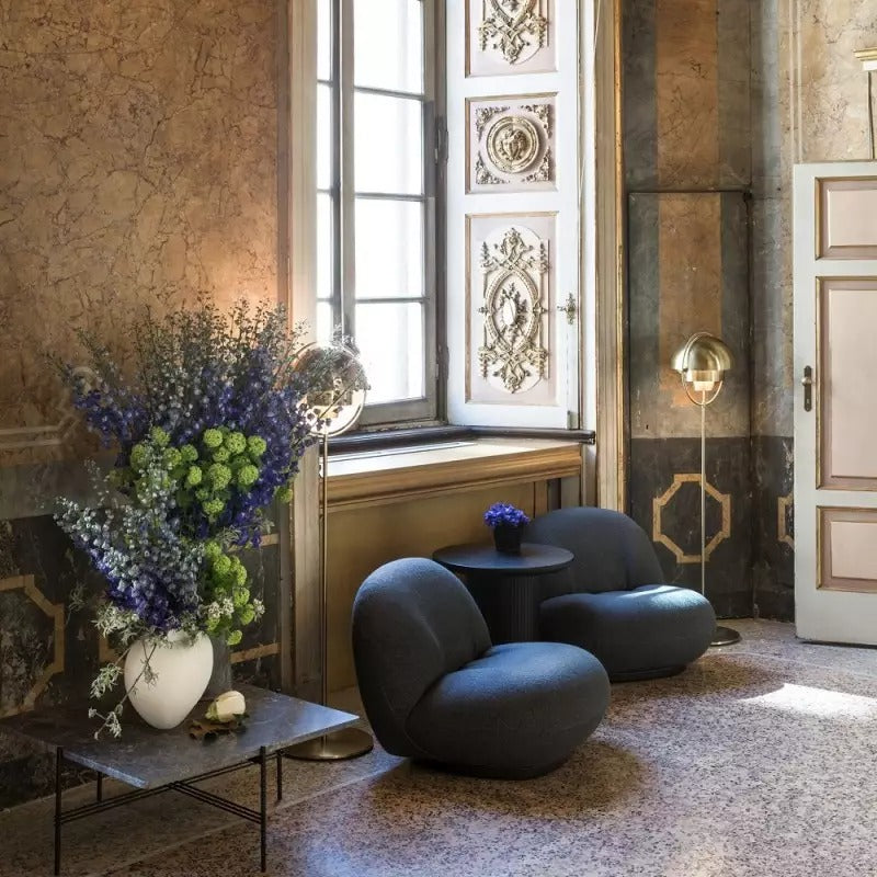 Lampadaire design sculptural, luminaire en métal avec double éclairage ajustable, idéal pour salon.