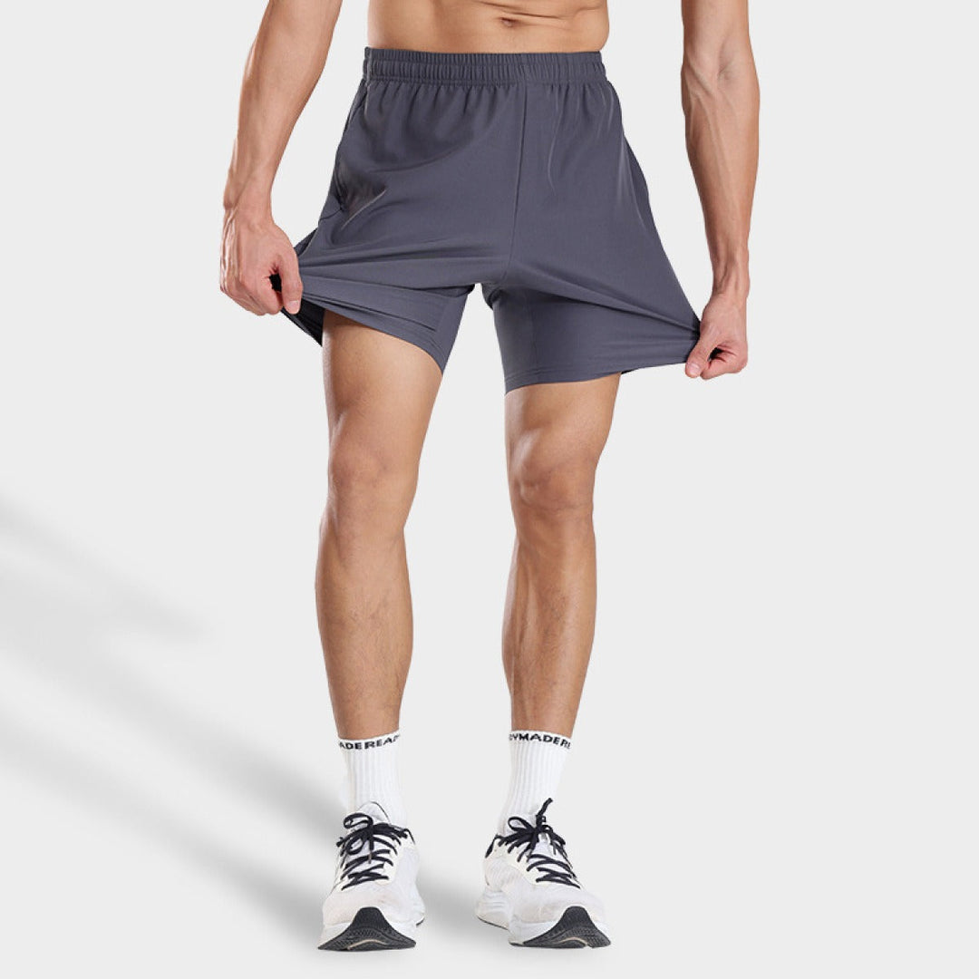 Vue de près du tissu technique d'un short de sport homme, offrant confort et respirabilité pour l'entraînement intensif.