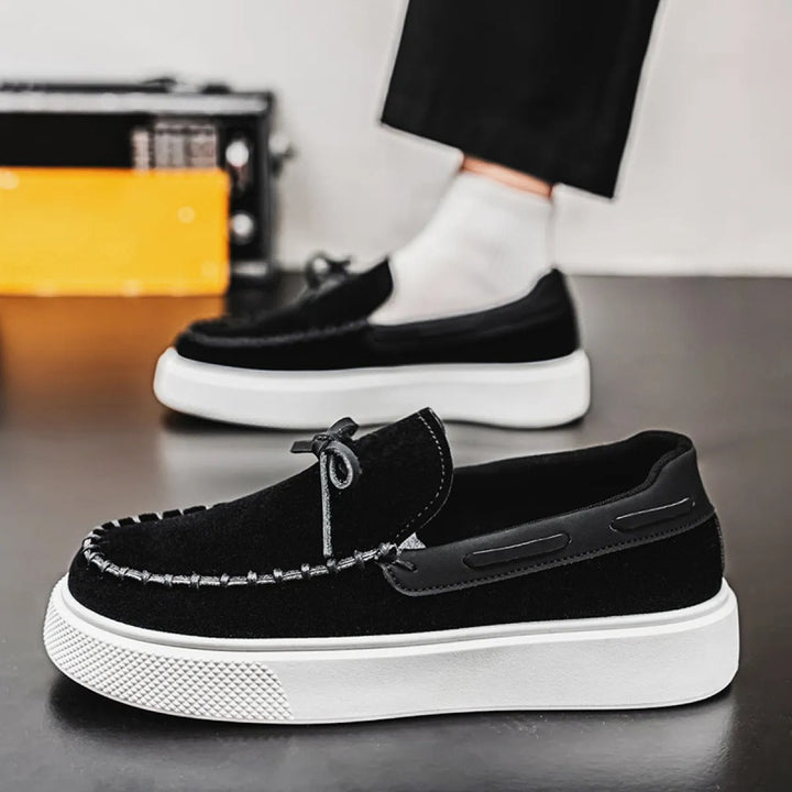 Mocassins masculins décontractés chic, grand confort, semelle blanche contemporaine. Parfaits pour toutes occasions.