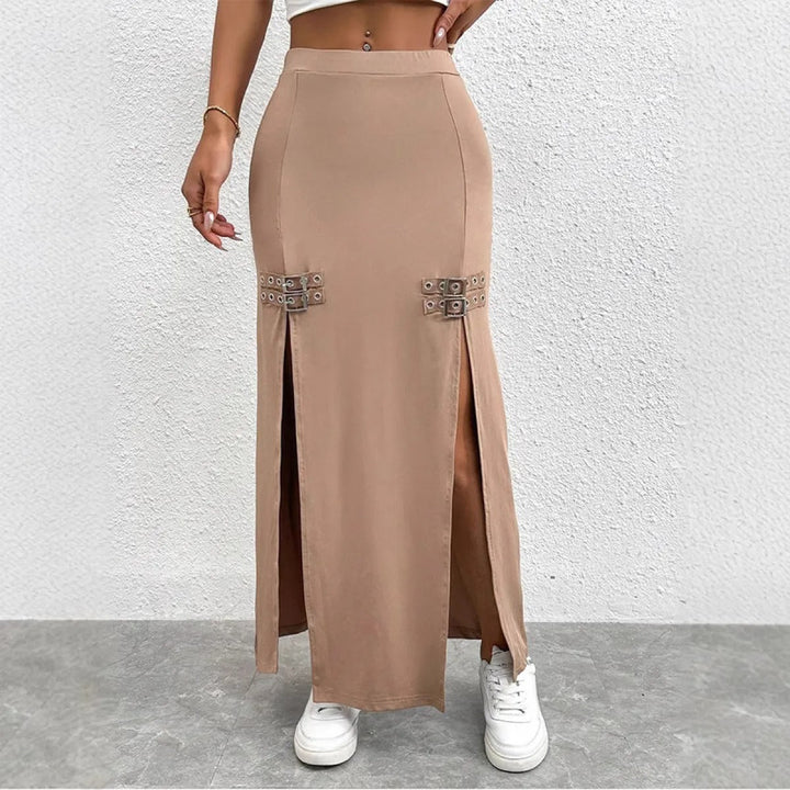 Jupe longue femme élégante style urbain avec fentes latérales, un vêtement polyvalent et moderne pour l'été.