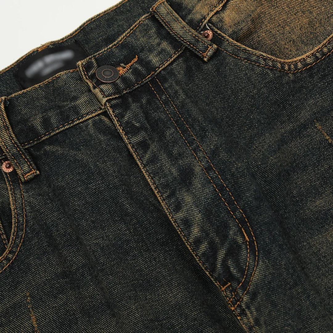 Jean décontracté homme, couleur délavée, coupe droite. Parfait pour un style urbain, moderne et authentique.