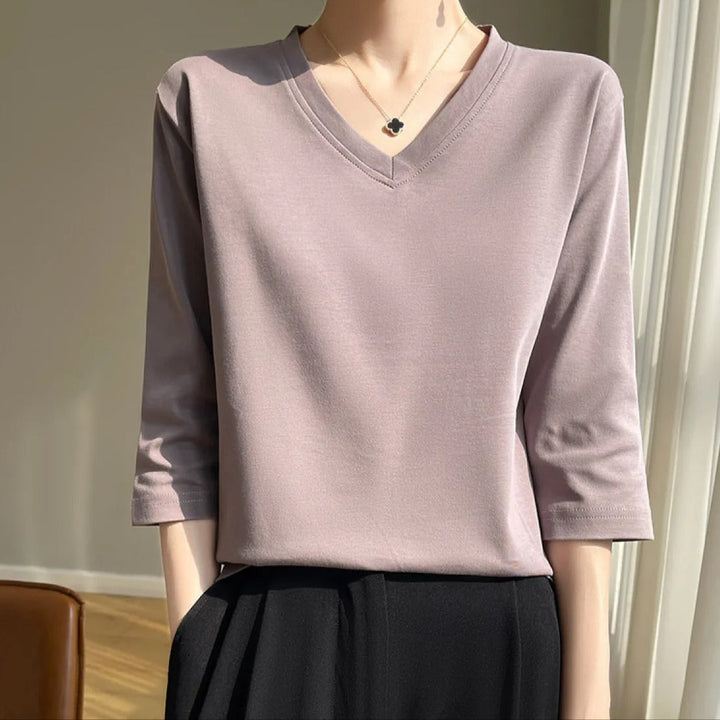 T-shirt femme élégant avec col V et manches françaises, coupe fluide. Idéal pour un look printanier ou estival décontracté.