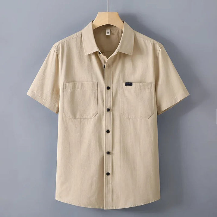 Chemise homme manches courtes kaki, style utilitaire décontracté, parfaite pour une tenue estivale confortable.