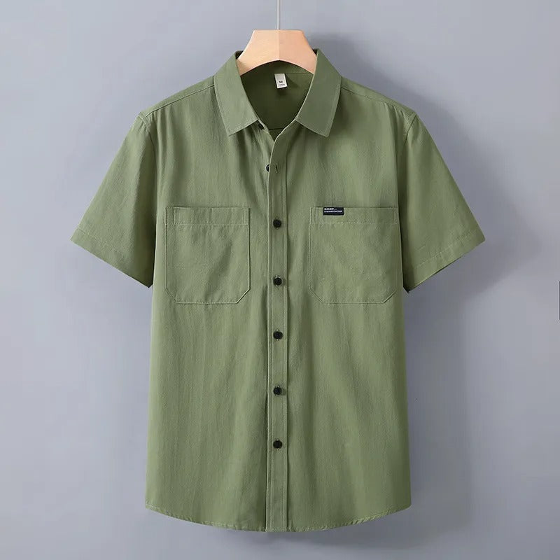Chemise homme manches courtes décontractée, alliant élégance utilitaire et confort, disponible en vert, kaki, abricot.
