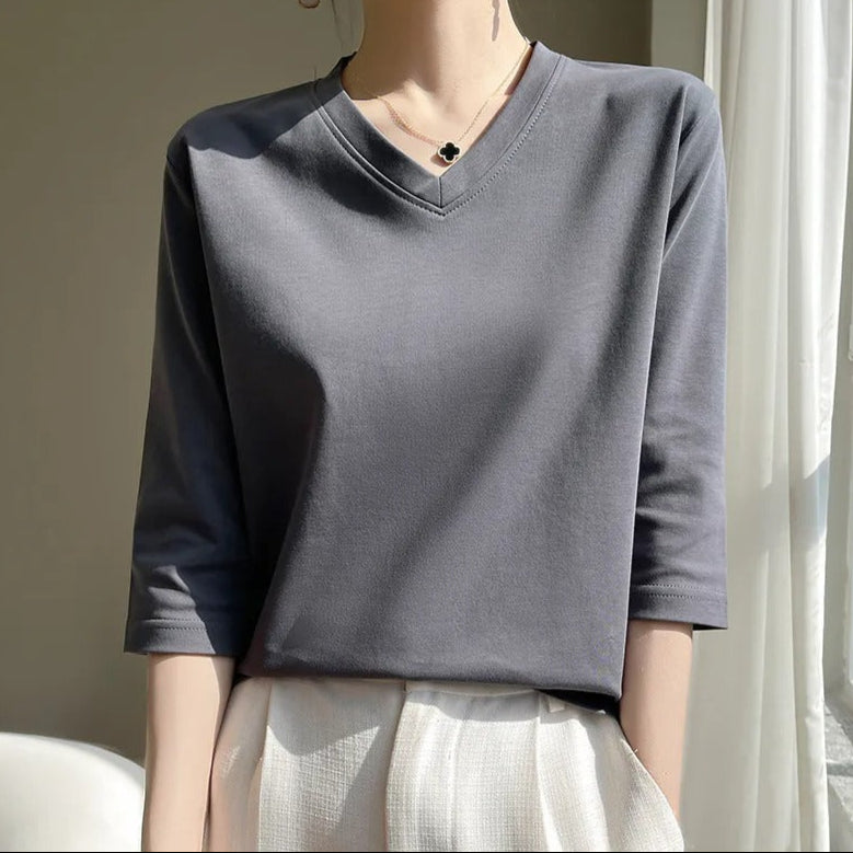 Tunique femme légère, col V, manches françaises, coupe fluide. Confort optimal et style décontracté chic pour l'été.
