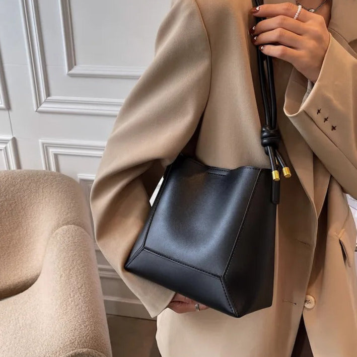 Sac à bandoulière en cuir synthétique, style minimaliste et élégant pour femme. Le sac seau idéal pour la mode.