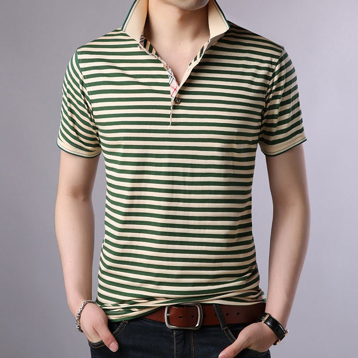 Polo homme rayé, col ouvert décontracté. Parfait pour l'été, style élégant et confortable. Vêtement mode masculine.