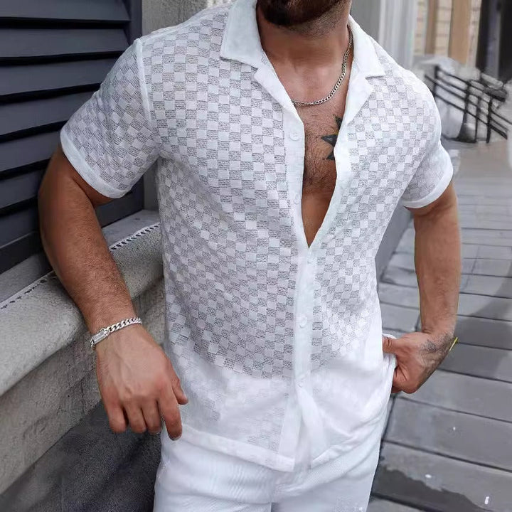 Chemise homme transparente à carreaux pour l'été, style moderne et léger. Parfaite pour un look décontracté chic.