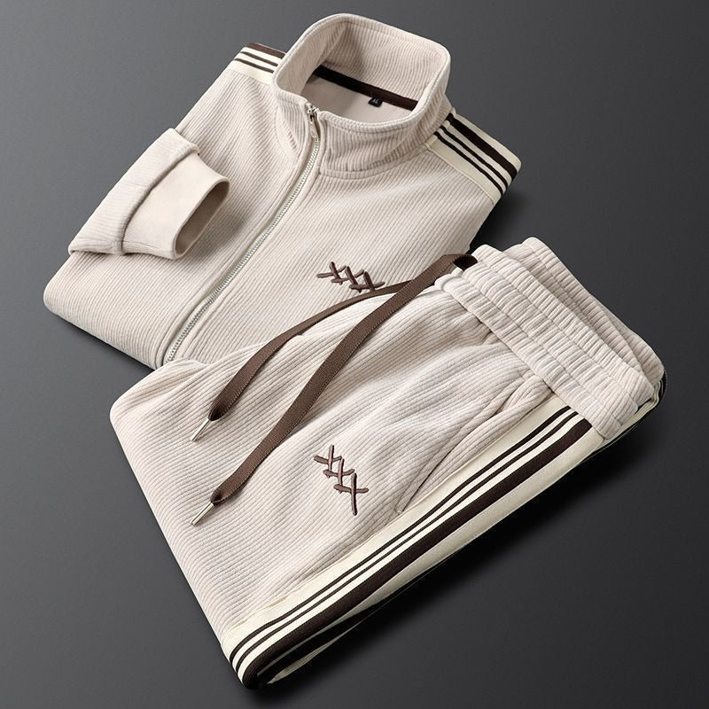 Ensemble survêtement homme élégant, veste zippée à col montant et pantalon droit confortable pour le sport ou loisirs.