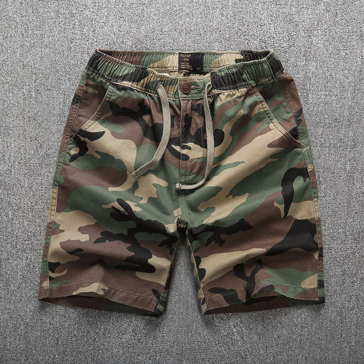 Short homme cargo camouflage robuste, motif militaire authentique. Style décontracté et pratique pour l'été.