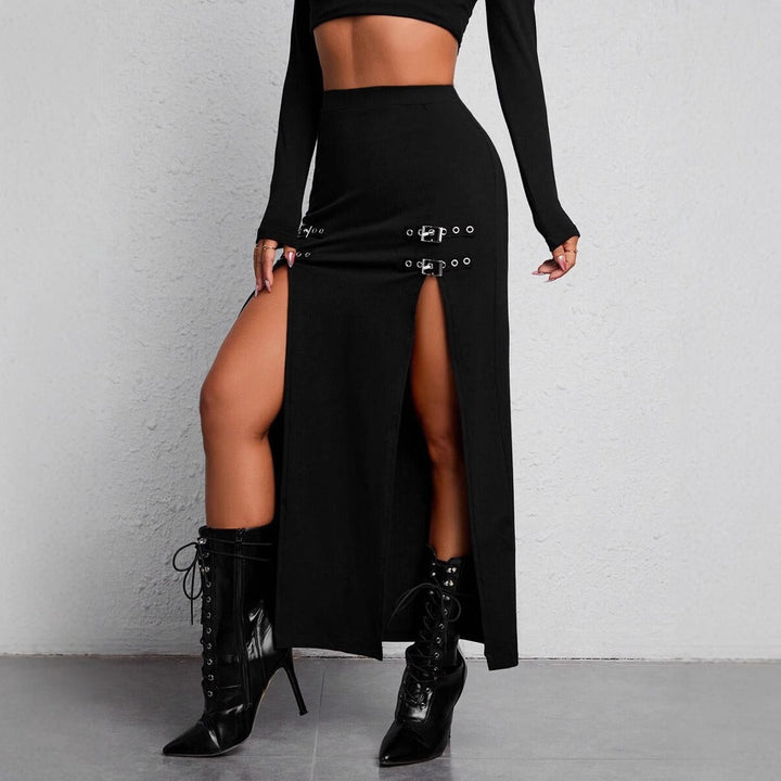 Jupe longue femme élégante noire avec fentes latérales, idéale pour un look urbain chic et moderne en été.