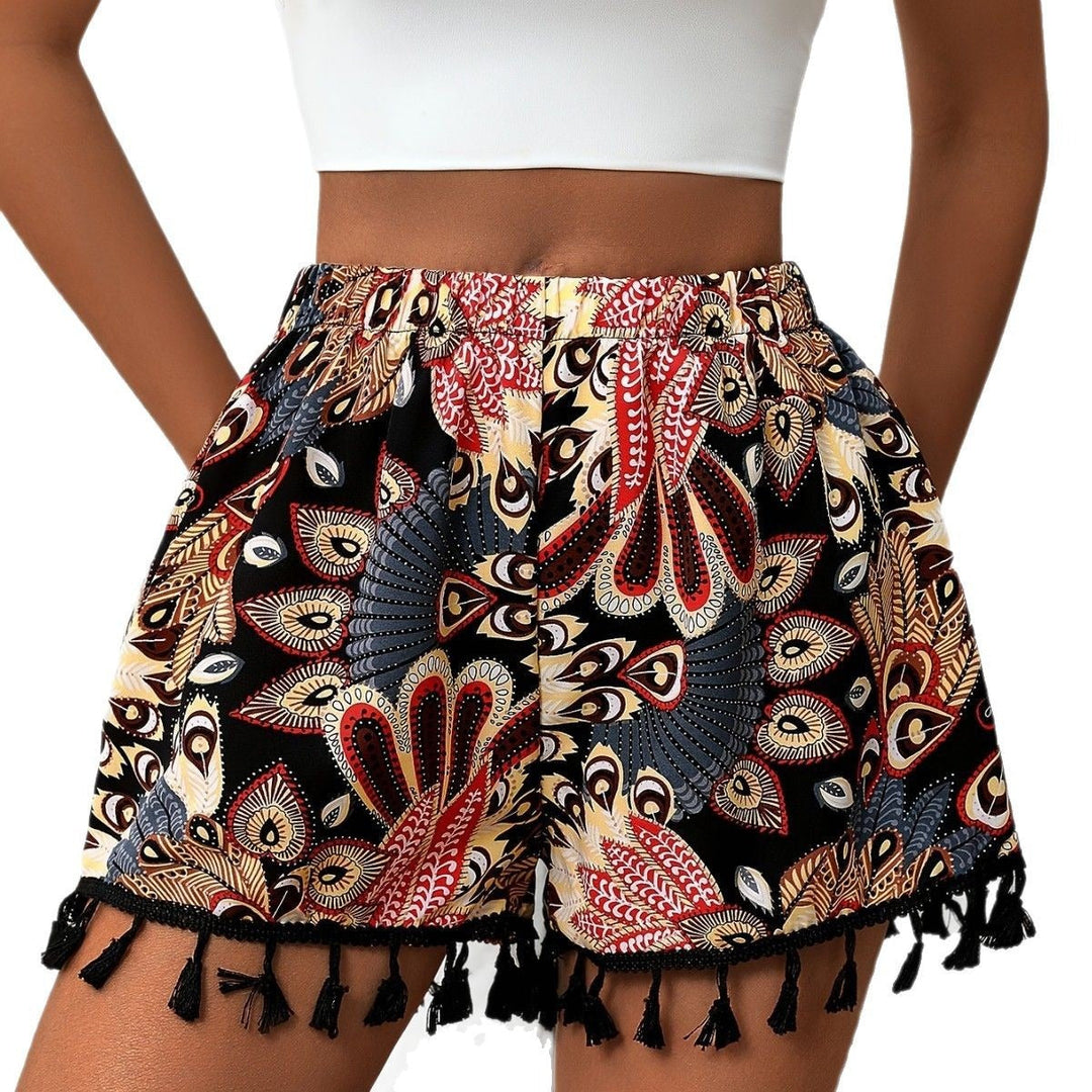 Short femme tendance avec taille haute et imprimé bohème ethnique. Ses pompons ajoutent une touche unique pour un style estival.
