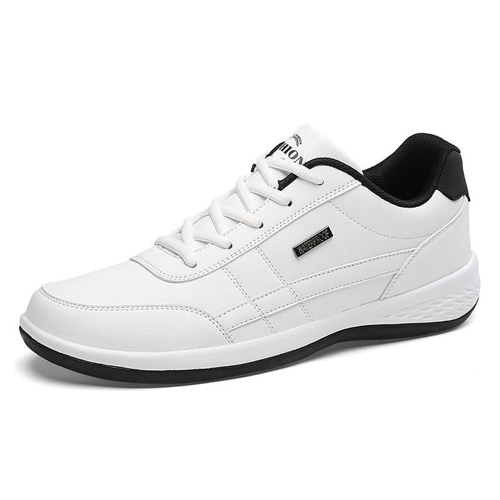 Chaussures hommes décontractées et stylées, avec bande latérale distinctive. Idéales pour un confort et un look urbain.