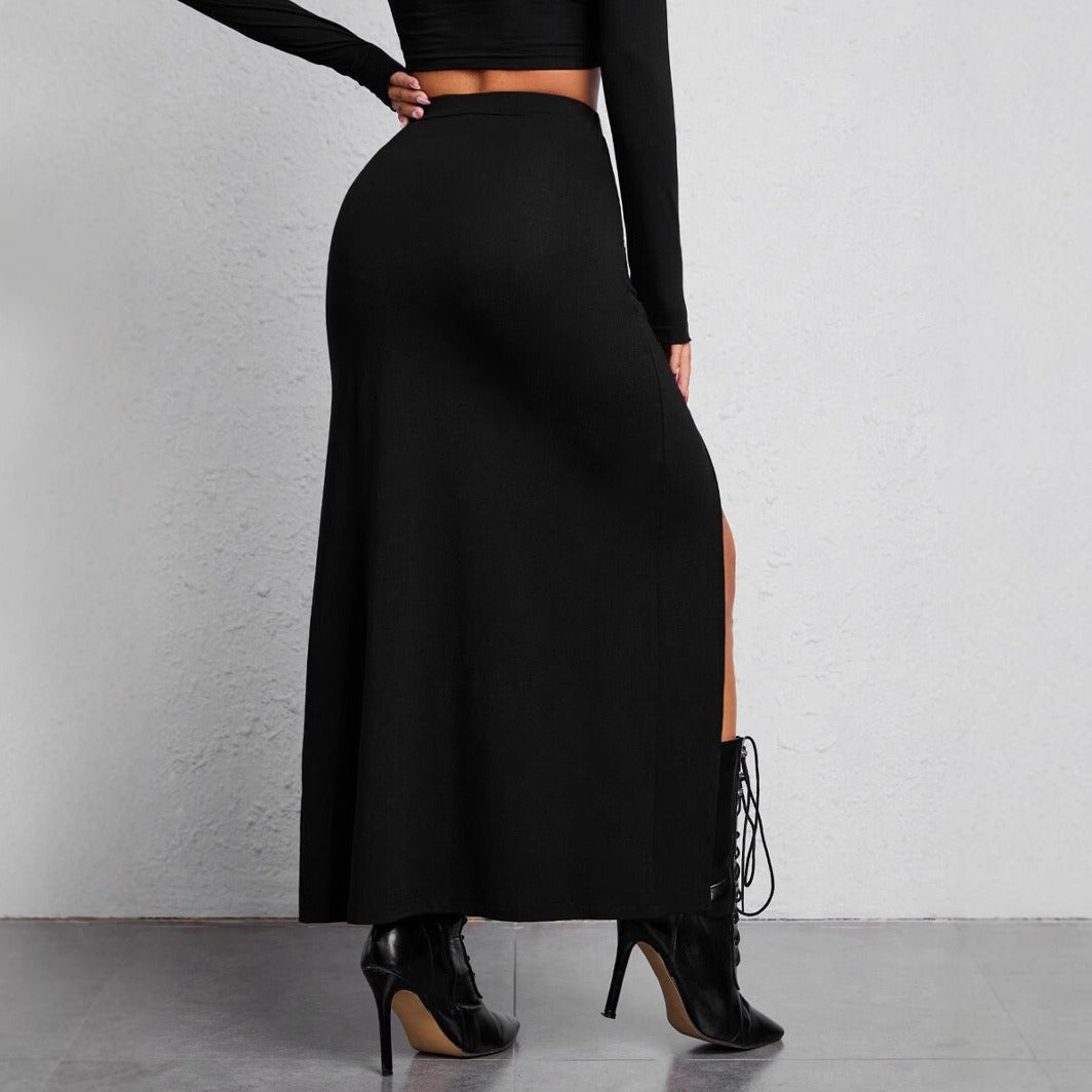 Jupe longue femme décontractée et polyvalente, avec fentes latérales, parfaite pour un style urbain moderne d'été.