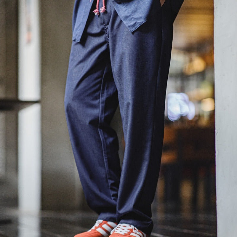 Pantalon homme décontracté bleu, coupe ample confortable avec cordon de serrage, idéal pour l'été et les loisirs.