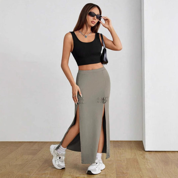 Jupe longue élégante pour femme, design moderne avec fentes latérales discrètes, idéale pour un look urbain estival raffiné.