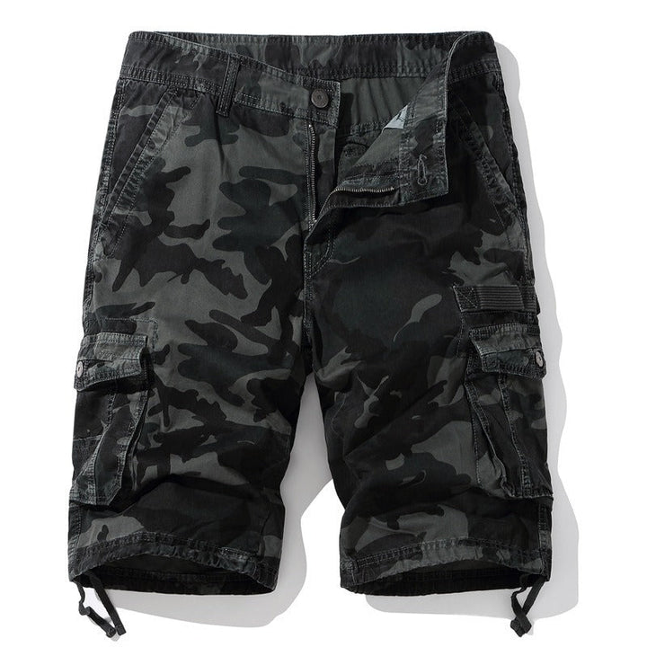 Short cargo camouflage homme pour l'été, un vêtement pratique et tendance, parfait pour un look urbain décontracté.