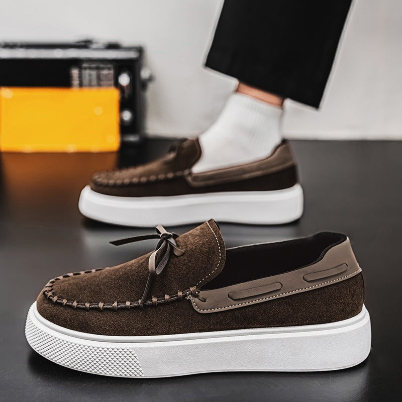 Paire de mocassins confortables pour hommes, design moderne et élégant, parfaits pour un look décontracté polyvalent.