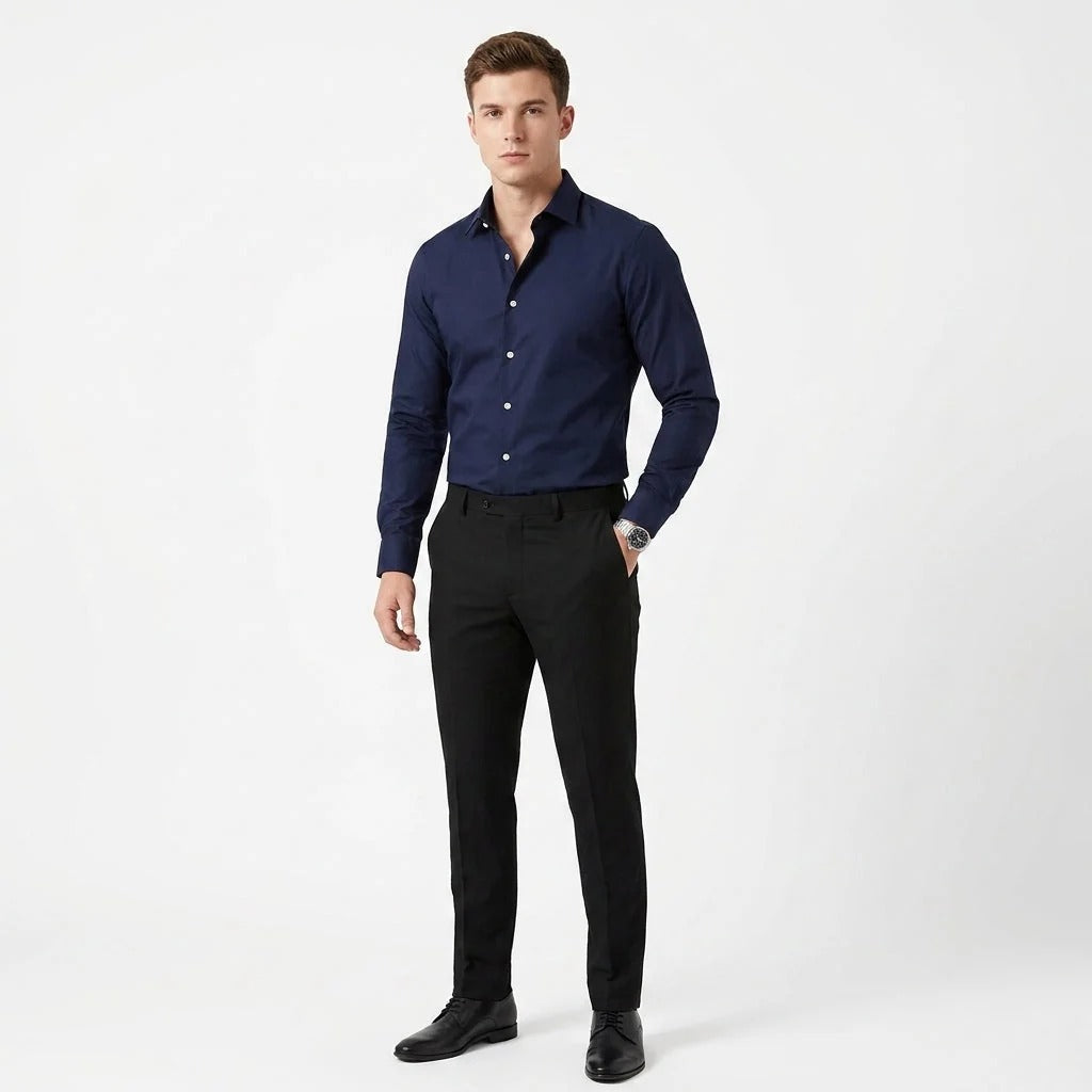 Photo de mode masculine: chemise classique élégante à manches longues, col revers. Un essentiel intemporel pour toute garde-robe.