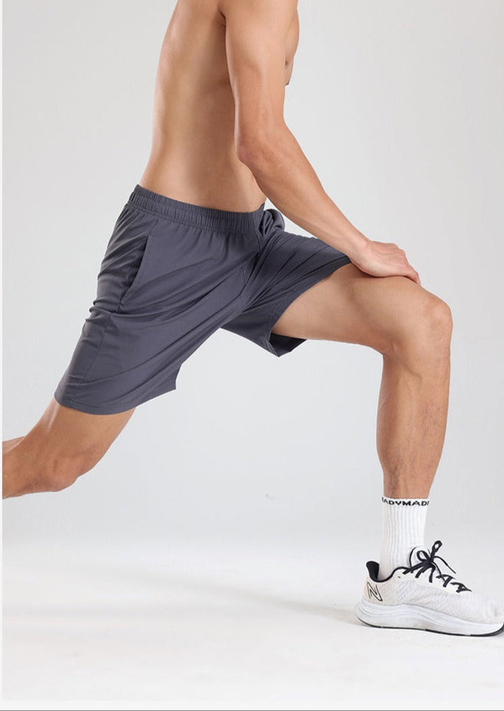 Short de sport homme coupe droite noir, idéal pour l'entraînement, la gym et la course. Confort et performance assurés.