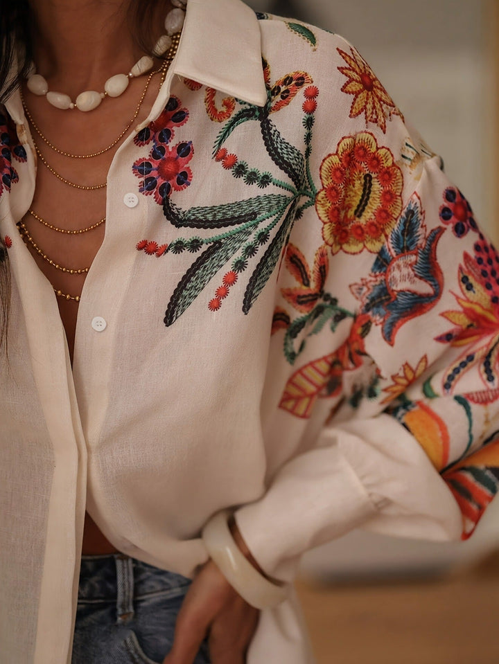 Chemisier femme brodé floral style bohème chic, parfait pour un look printemps-été décontracté et élégant.
