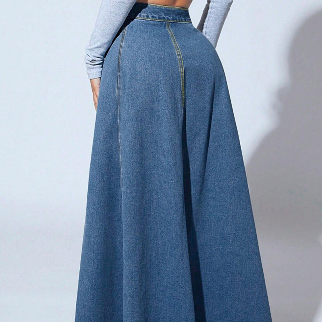 Jupe longue fluide femme, taille haute, avec boutons décoratifs, pour un style féminin et aéré.