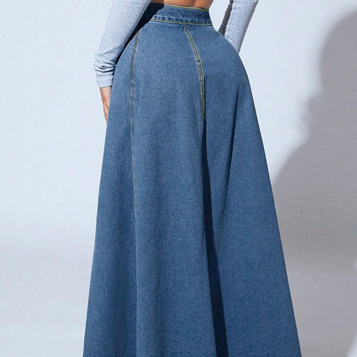 Jupe longue fluide femme, taille haute, avec boutons décoratifs, pour un style féminin et aéré.