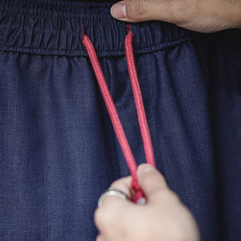 Pantalon homme décontracté avec cordon de serrage, coupe confortable pour loisirs, style moderne et polyvalent.