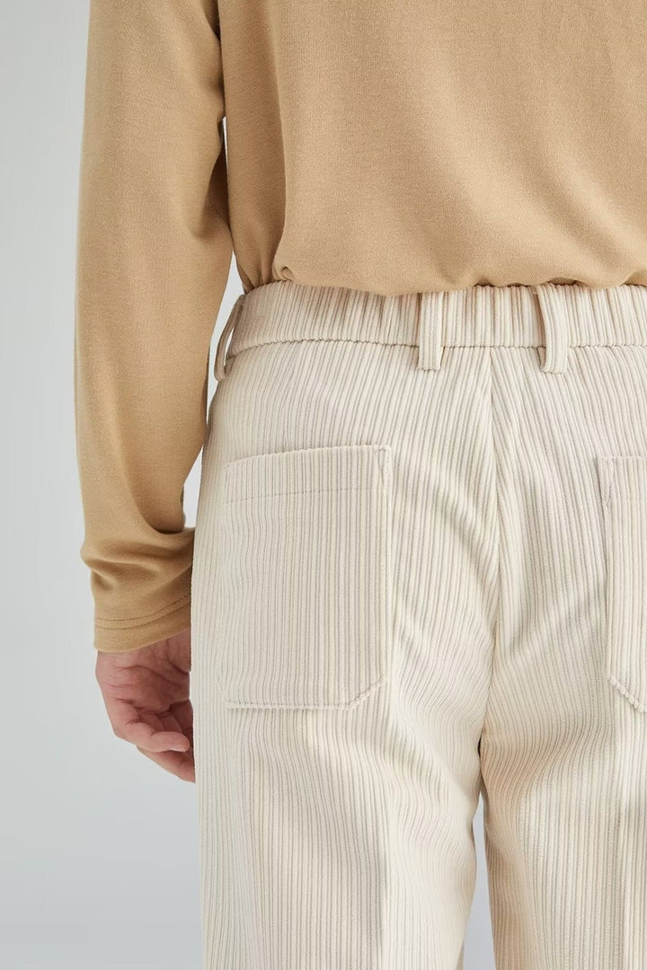 Vue détaillée du pantalon homme texturé, coupe droite, alliant style élégant et confort pour toute saison.