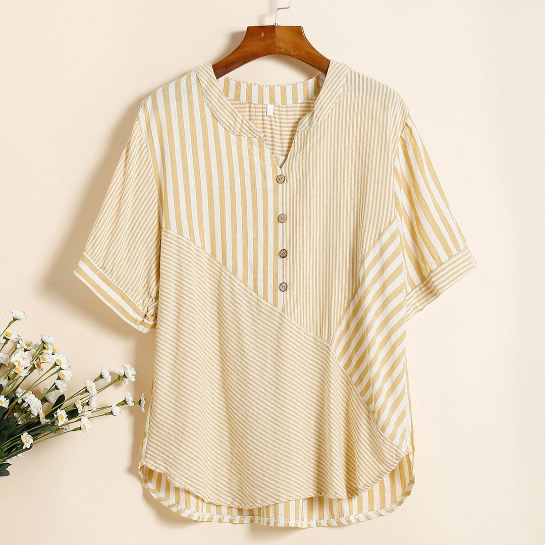 Chemisier femme décontracté chic, rayé, avec col V. Vêtement polyvalent pour l'été et les beaux jours.