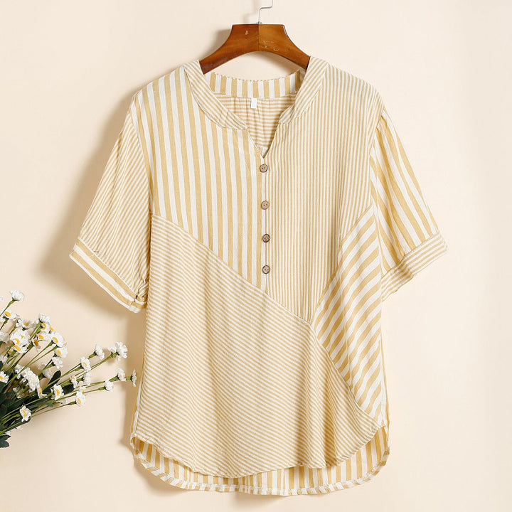 Chemisier femme décontracté chic, rayé, avec col V. Vêtement polyvalent pour l'été et les beaux jours.