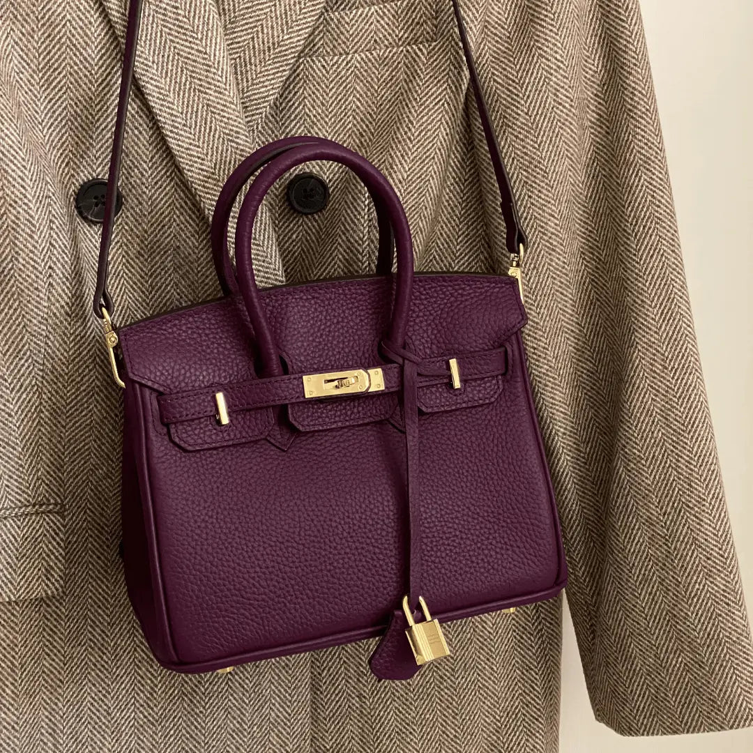 Sac bandoulière classique en cuir, un accessoire fiable et très chic.