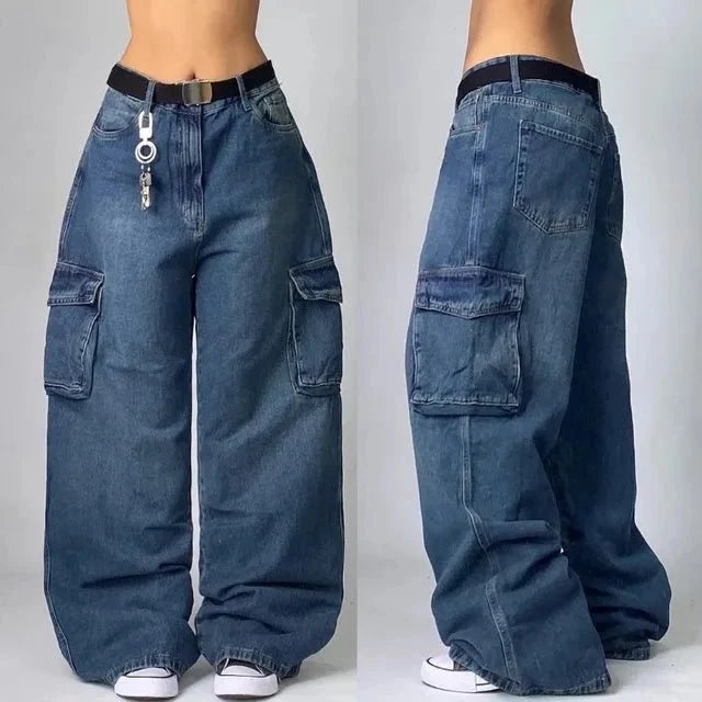 Jean cargo femme noir, coupe rétro et lâche, parfait pour un style urbain moderne. Confortable et polyvalent.