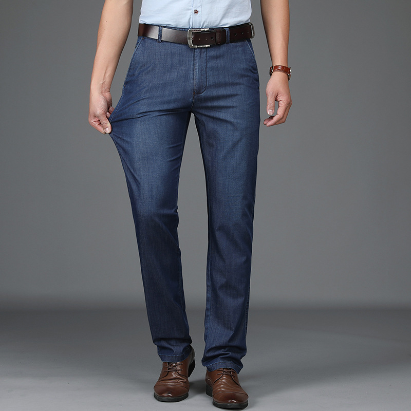 Jean droit homme confortable taille semi-haute. Coupe classique polyvalente pour un look décontracté ou smart casual.