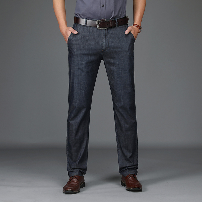 Jean homme bleu droit, taille semi-haute, ultra confortable. Pantalon casual pour la mode masculine, idéal au quotidien.