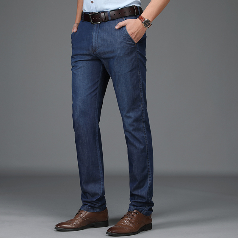 Jean noir homme coupe droite classique, taille semi-haute. Vêtement masculin confortable et intemporel pour toutes saisons.