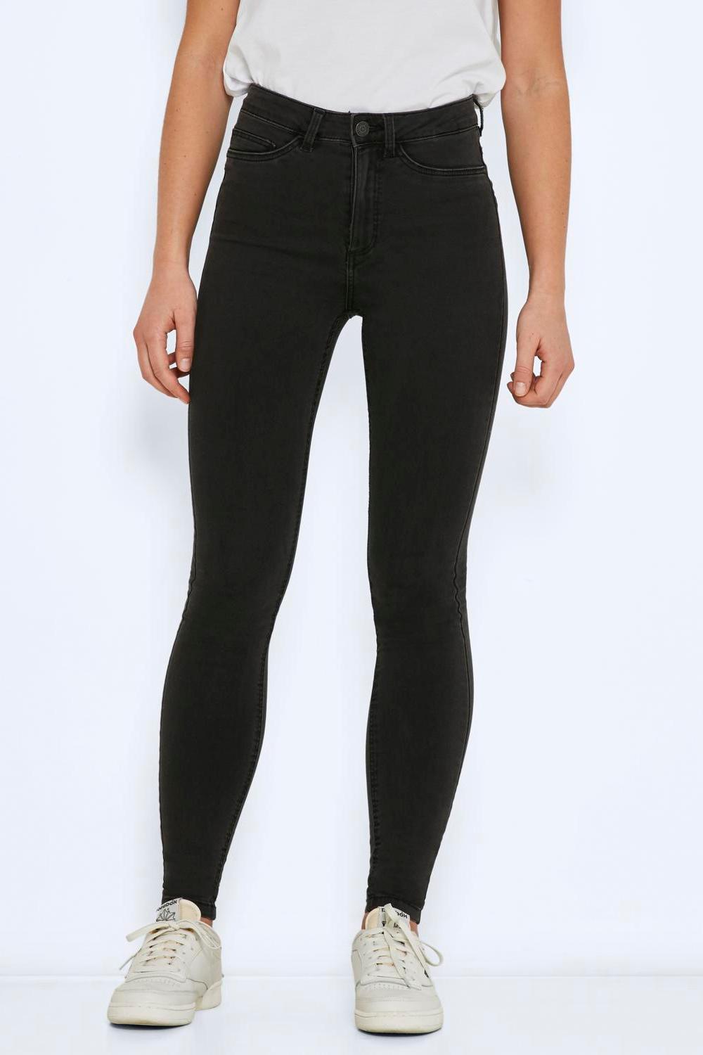 Jean femme skinny taille haute, disponible en bleu classique ou noir, pour un confort et style inégalés.